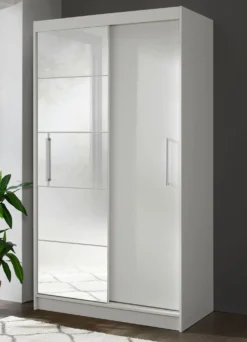 Durchdachter Schwebetürenschrank mit Spiegelfront