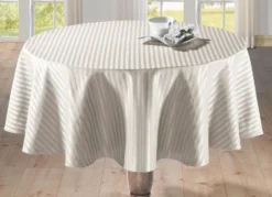 Feine Tisch- und Raumdekoration mit glänzendem Streifendessin