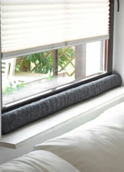 Schurwoll-Zugluftstopper für Fenster