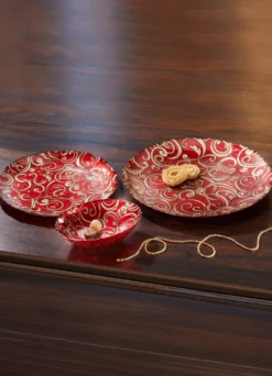 Teller und Schalen aus Glas mit goldfarbenen Relief