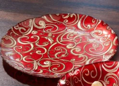 Teller und Schalen aus Glas mit goldfarbenen Relief