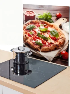 Wandblende aus Glas mit Pizza-Motiv